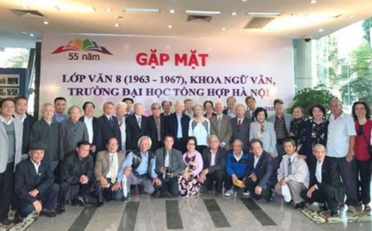 Tổng Bí thư, Chủ tịch nước Nguyễn Phú Trọng chụp ảnh lưu niệm tại buổi gặp mặt Lớp Văn 8 (1963-1967), Khoa Ngữ Văn, Trường Đại học Tổng hợp Hà Nội