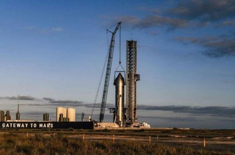 Một tên lửa Starship tại bãi phóng có dòng chữ "Gateway to Mars" ("Cửa ngõ Sao Hỏa") 
