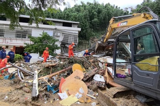 Mưa lớn g&acirc;y lở đất ở Trung Quốc 4