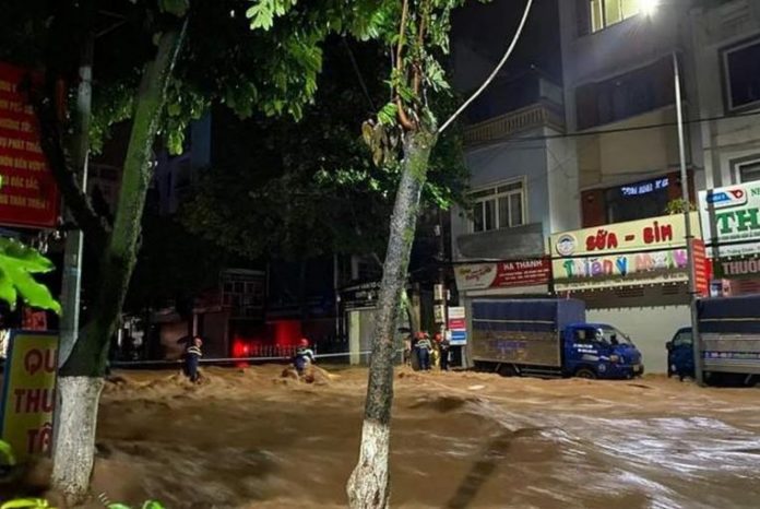 Mưa lũ và sạt lở đất khiến 3 người chết, 5 người mất tích