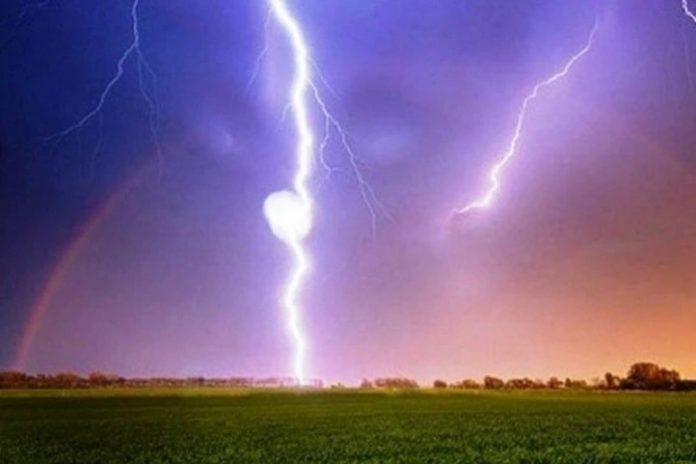 Người phụ nữ bị sét đánh tử vong khi đang làm việc trên đồng