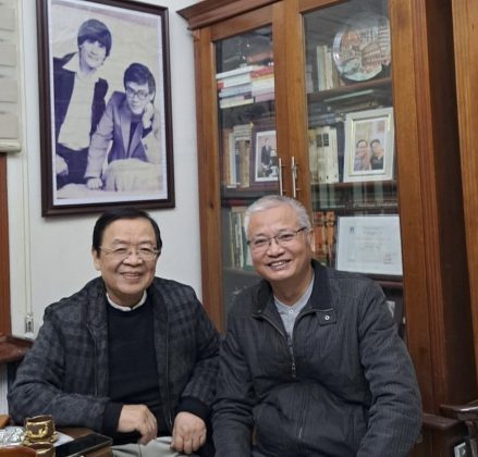 Nh&agrave; thơ Ho&agrave;ng Li&ecirc;n Sơn (b&igrave;a phải) v&agrave; bạn thơ B&aacute;ch Khoa thời sinh vi&ecirc;n
