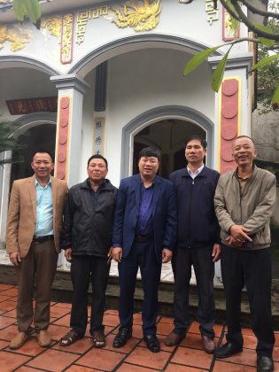 Nh&agrave; văn Ph&ugrave;ng Văn Khai (giữa) trong chuyến đi điền d&atilde;
