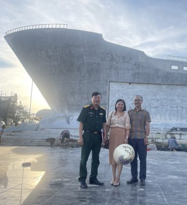 Nh&agrave; văn Ph&ugrave;ng Văn Khai 6-min