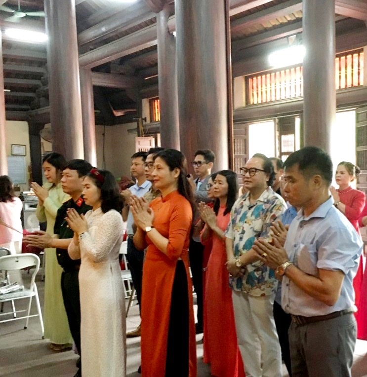 Nhà văn Phùng Văn Khai dâng hương tại đình làng