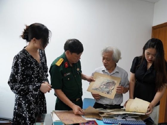 Nh&agrave; văn Ph&ugrave;ng Văn Khai (b&igrave;a tr&aacute;i thứ 2) giới thiệu tư liệu.