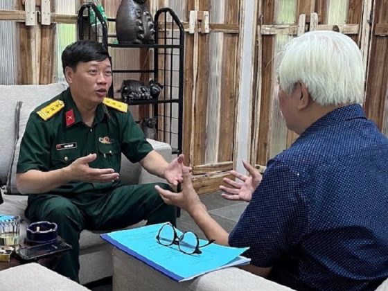 Nh&agrave; văn Ph&ugrave;ng Văn Khai (b&igrave;a tr&aacute;i) phỏng vấn nh&agrave; sử học Dương Trung Quốc.