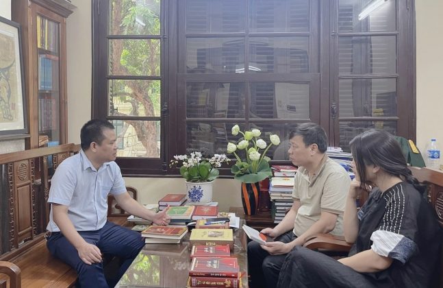 Nh&agrave; văn Ph&ugrave;ng Văn Khai (b&igrave;a tr&aacute;i h&agrave;ng thứ 2) trao đổi t&aacute;c phẩm của m&igrave;nh.
