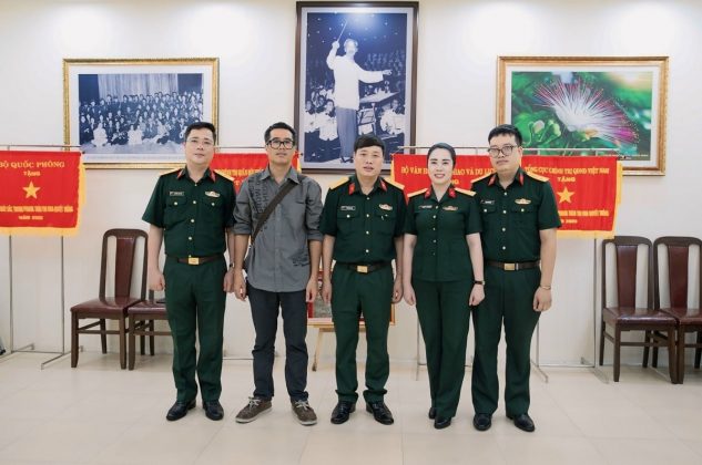 Nh&agrave; văn Ph&ugrave;ng Văn Khai (giữa) v&agrave; c&aacute;c đồng nghiệp