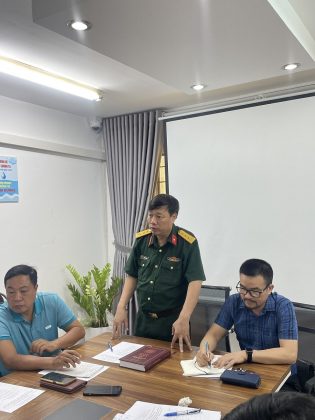 Nh&agrave; văn Ph&ugrave;ng Văn Khai ph&aacute;t biểu tại cuộc họp thực hiện s&aacute;ch "Thuật b&uacute;t Xu&acirc;n Cầu".
