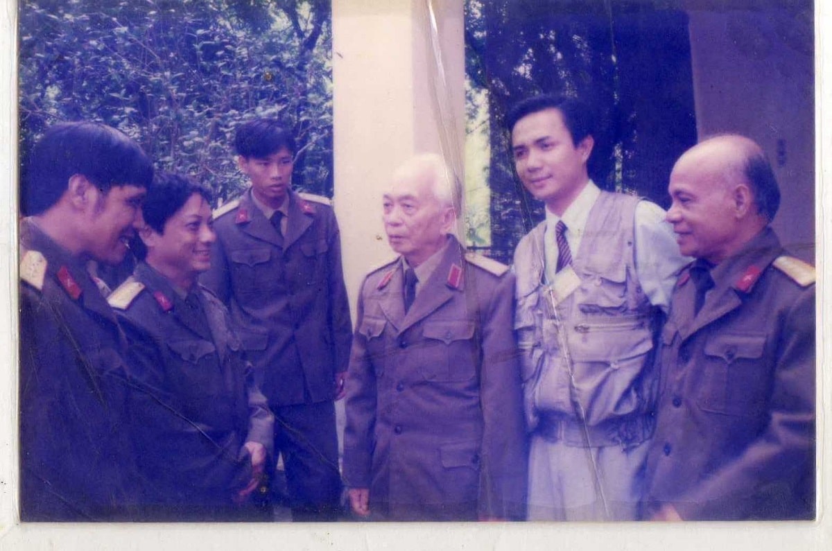 Nhà văn Phùng Văn Khai (thứ ba từ trái sang) trong buổi phỏng vấn Đại tướng Võ Nguyên Giáp năm 1998