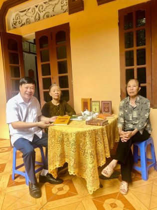 Nh&agrave; văn Ph&ugrave;ng Văn Khai (b&igrave;a tr&aacute;i) v&agrave; mẹ.