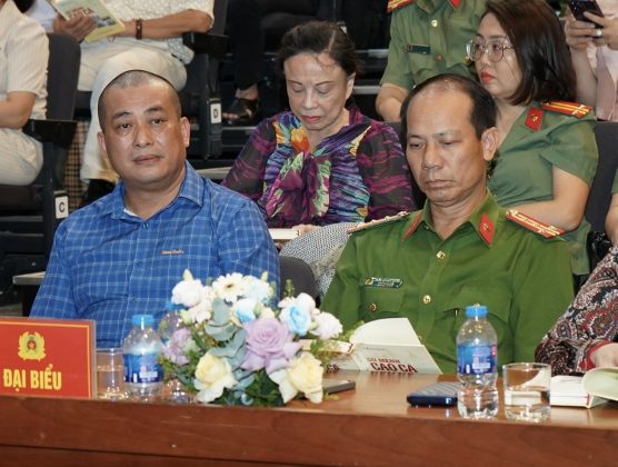 Nh&agrave; văn, nh&agrave; nghi&ecirc;n cứu Nguyễn Xu&acirc;n Tuấn tại Lễ trao tặng s&aacute;ch Sứ mệnh cao cả.&nbsp;