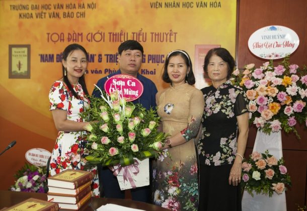 Nh&agrave; văn Ph&ugrave;ng Văn Khai (&aacute;o xanh) v&agrave; vợ (cầm hoa) tại buổi tọa đ&agrave;m ra mắt tiểu thuyết lịch sử Nam Đế Vạn Xu&acirc;n & Triệu Vương Phục Quốc.