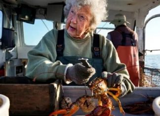Những cụ bà trăm tuổi không muốn nghỉ hưu Những cụ bà trăm tuổi không muốn nghỉ hưu