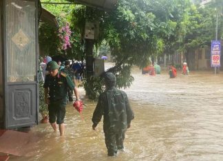 Video: Nước lũ cuồn cuộn đổ về, nhiều nơi ở Hà Giang lại ngập sâu