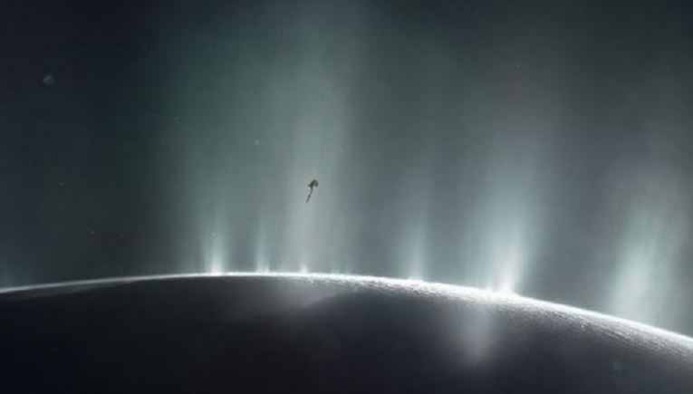 Tàu vũ trụ Cassini bay gần bề mặt "mặt trăng sự sống" Enceladus