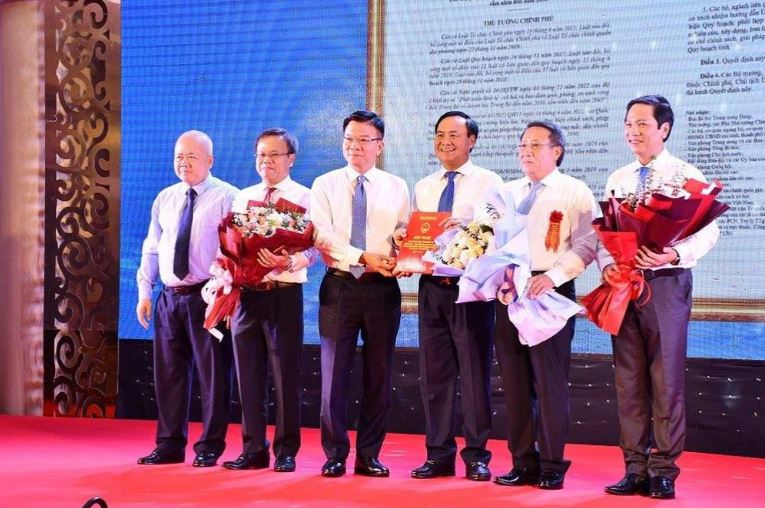 Phó thủ tướng Chính phủ Lê Thành Long trao quyết định phê duyệt Quy hoạch tỉnh Quảng Trị thời kỳ 2021-2030, tầm nhìn đến năm 2050 cho lãnh đạo tỉnh Quảng Trị.