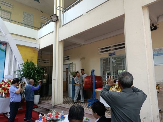 Nh&agrave; nghi&ecirc;n cứu, nh&agrave; b&aacute;o, nh&agrave; thơ L&ecirc; Anh Dũng- Ph&oacute; Gi&aacute;m đốc Trung t&acirc;m nghi&ecirc;n cứu v&agrave; ph&aacute;t triển văn hoá Hùng Vương đ&aacute;nh trống mở m&agrave;n buổi ra mắt s&aacute;ch