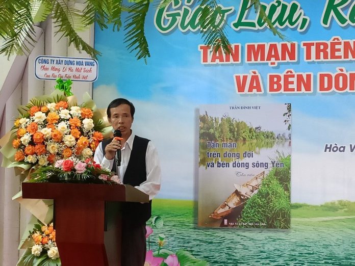 Tác giả Trần Đình Việt phát biểu tại buổi ra mắt sách Tác giả Trần Đình Việt phát biểu tại buổi ra mắt sách
