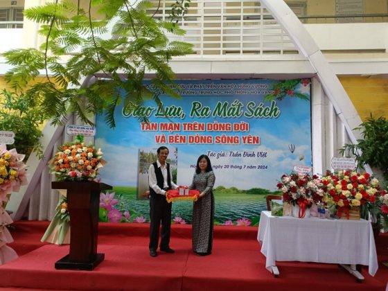 Tác giả Trần Đ&igrave;nh Việt tặng s&aacute;ch cho trường THPT H&ograve;a Vang (TP. Đ&agrave; Nẵng)