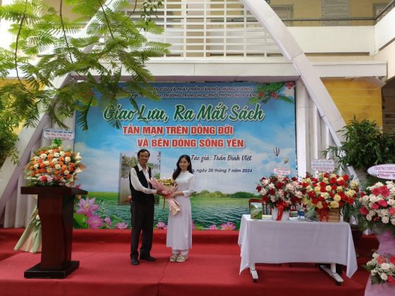 Đại diện học sinh trường THPT H&ograve;a Vang (TP. Đ&agrave; Nẵng) tặng hoa cho thầy gi&aacute;o Trần Đ&igrave;nh Việt (nguy&ecirc;n Hiệu trưởng trường THPT H&ograve;a Vang)