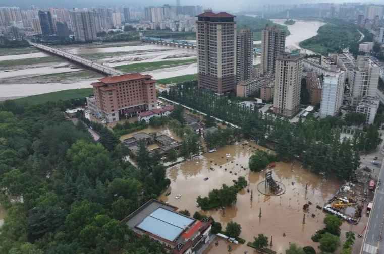Bức ảnh do máy bay không người lái chụp vào ngày 18 tháng 7 năm 2024 cho thấy một khu vực bị lũ lụt ở Thành phố Baoji, tỉnh Thiểm Tây tây bắc Trung Quốc.