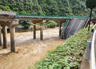Sập cầu trong mưa xối xả, 11 người chết, hơn 30 người mất tích
