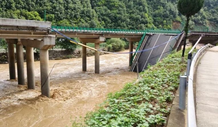 Sập cầu trong mưa xối xả, 11 người chết, hơn 30 người mất tích