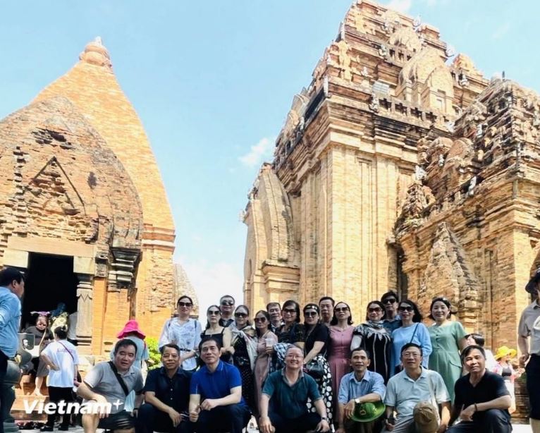 Du khách lưu lại khoảnh khắc khi tham quan Tháp bà Ponagar, thành phố Nha Trang, tỉnh Khánh Hòa. 