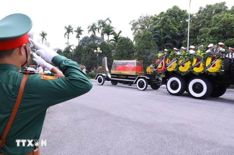 Xe chở linh cữu tại nghĩa trang Mai Dịch, thành phố Hà Nội.
