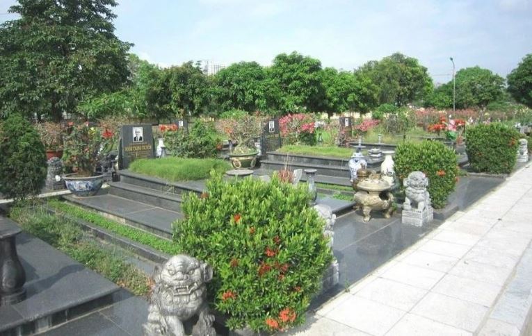 Các phần mộ trong Nghĩa trang Mai Dịch. 