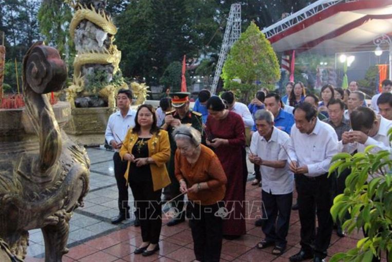 Các đại biểu và đoàn viên thanh niên thành phố Cần Thơthắp hương tưởng nhớ các Anh hùng liệt sĩ.