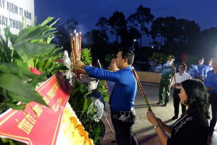 Cán bộ, chiến sĩ, đoàn viên, thanh niên dâng hương hoa tại Đài tưởng niệm Nghĩa trang Liệt sĩ tỉnh Long An.