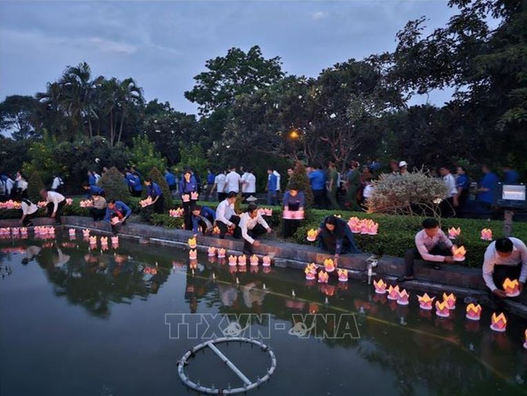 Thả đèn hoa đăng tưởng nhớ các Anh hùng, liệt sĩ tại tỉnh Bến Tre.