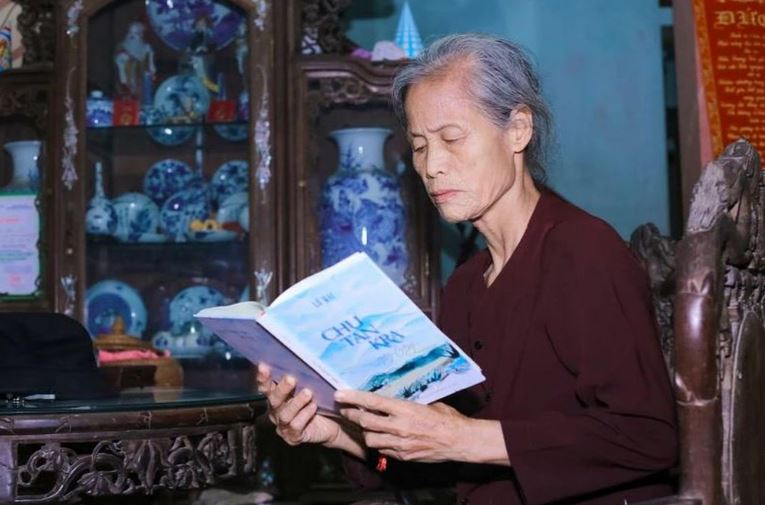 Bà Lê Thị Chạy-vợ liệt sĩ Đoàn Anh Thông, hy sinh năm 1971 tại Quảng Bình-đọc một tác phẩm về đề tài thương binh liệt sĩ.