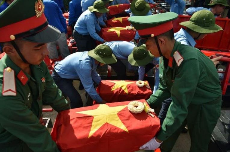 Đưa hài cốt liệt sĩ trở về đất mẹ. 