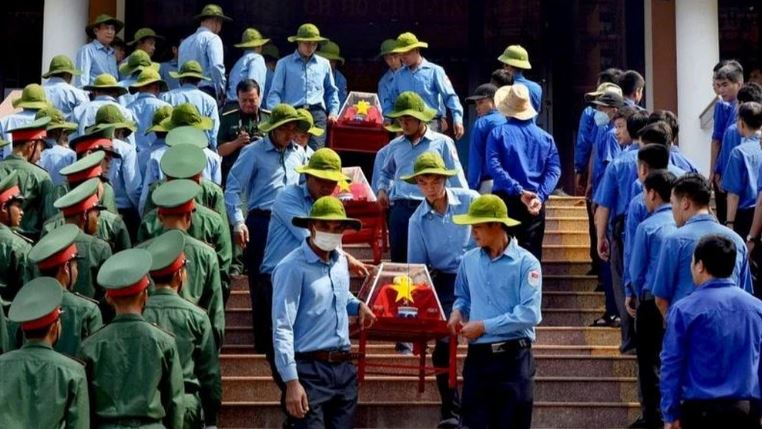 Đưa hài cốt các anh hùng liệt sĩ từ Campuchia trở về đất mẹ.