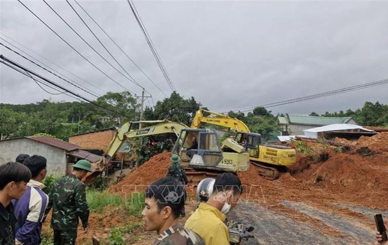 Lực lượng chức năng cùng thiết bị cơ giới triển khai công tác cứu hộ, giải tỏa hiện trường.