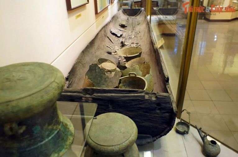 6. Được phát hiện tại thôn Việt Khê, xã Phù Ninh, huyện Thủy Nguyên, thành phố Hải Phòng năm 1961, Bảo vật quốc gia Mộ thuyền Việt Khê được đánh giá là ngôi mộ cổ nhất và đẹp nhất từng được biết đến của nền văn hóa Đông Sơn. 6. Được phát hiện tại thôn Việt Khê, xã Phù Ninh, huyện Thủy Nguyên, thành phố Hải Phòng năm 1961, Bảo vật quốc gia Mộ thuyền Việt Khê được đánh giá là ngôi mộ cổ nhất và đẹp nhất từng được biết đến của nền văn hóa Đông Sơn.