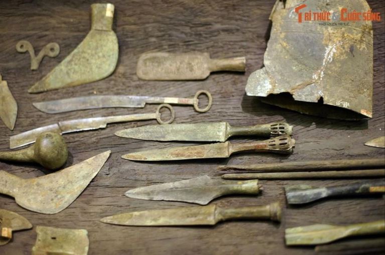 Mộ làm bằng thân cây khoét rỗng, có chiều dài 476 cm, rộng 77 cm, dày 6 cm, sâu 39 cm, cao cả nắp 60 cm. Điều đặc biệt là bên trong mộ chứa 107 đồ tùy táng gồm chủ yếu là đồ đồng, một số là đồ gỗ và đồ da có sơn. Đây là kỷ lục về số lượng đồ tùy táng trong một ngôi mộ Đông Sơn. Mộ làm bằng thân cây khoét rỗng, có chiều dài 476 cm, rộng 77 cm, dày 6 cm, sâu 39 cm, cao cả nắp 60 cm. Điều đặc biệt là bên trong mộ chứa 107 đồ tùy táng gồm chủ yếu là đồ đồng, một số là đồ gỗ và đồ da có sơn. Đây là kỷ lục về số lượng đồ tùy táng trong một ngôi mộ Đông Sơn.