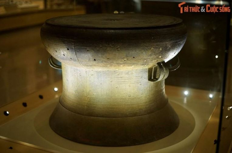 2. Trong các trống đồng Đông Sơn đang được lưu giữ ở Việt Nam, Bảo vật quốc gia Trống đồng Hoàng Hạ được coi là chiếc trống “Á hậu”, với vẻ đẹp chỉ đứng sau trống đồng Ngọc Lũ. Hiện vật được phát hiện tại thôn Hoàng Hạ, huyện Phú Xuyên, tỉnh Hà Đông (cũ) vào năm 1937. 2. Trong các trống đồng Đông Sơn đang được lưu giữ ở Việt Nam, Bảo vật quốc gia Trống đồng Hoàng Hạ được coi là chiếc trống “Á hậu”, với vẻ đẹp chỉ đứng sau trống đồng Ngọc Lũ. Hiện vật được phát hiện tại thôn Hoàng Hạ, huyện Phú Xuyên, tỉnh Hà Đông (cũ) vào năm 1937.