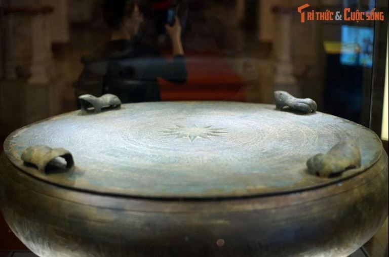 Trống có chiều cao 86 cm, đường kính mặt 116 cm, tình trạng còn khá nguyên vẹn. Nhìn chung, hệ thống hoa văn trang trí trên trống đồng Sao Vàng mang những nét tương đồng với các trồng đồng Đông Sơn cùng thời kỳ, phản ánh sinh động đời sống sinh hoạt của người Việt cổ. Trống có chiều cao 86 cm, đường kính mặt 116 cm, tình trạng còn khá nguyên vẹn. Nhìn chung, hệ thống hoa văn trang trí trên trống đồng Sao Vàng mang những nét tương đồng với các trồng đồng Đông Sơn cùng thời kỳ, phản ánh sinh động đời sống sinh hoạt của người Việt cổ.