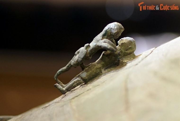 Nét đặc sắc nhất của chiếc thạp này là trên nắp thạp có 4 cặp tượng trai gái đang giao hợp, trong đó có hai cặp còn nguyên vẹn, được tạo hình rất sống động. Hình ảnh này tượng trưng cho khát vọng sinh sôi nảy nở của con người và vạn vật trong nền nông nghiệp lúa nước của người Việt cổ. Nét đặc sắc nhất của chiếc thạp này là trên nắp thạp có 4 cặp tượng trai gái đang giao hợp, trong đó có hai cặp còn nguyên vẹn, được tạo hình rất sống động. Hình ảnh này tượng trưng cho khát vọng sinh sôi nảy nở của con người và vạn vật trong nền nông nghiệp lúa nước của người Việt cổ.