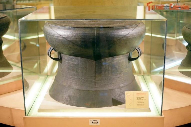 1. Được phát hiện vào khoảng năm 1893-1894 ở làng Ngọc Lũ, phủ Lý Nhân, tỉnh Hà Nam, Bảo vật quốc gia Trống đồng Ngọc Lũ I được coi là trống đồng đẹp nhất của văn hóa Đông Sơn từng được tìm thấy ở nước ta. 1. Được phát hiện vào khoảng năm 1893-1894 ở làng Ngọc Lũ, phủ Lý Nhân, tỉnh Hà Nam, Bảo vật quốc gia Trống đồng Ngọc Lũ I được coi là trống đồng đẹp nhất của văn hóa Đông Sơn từng được tìm thấy ở nước ta.