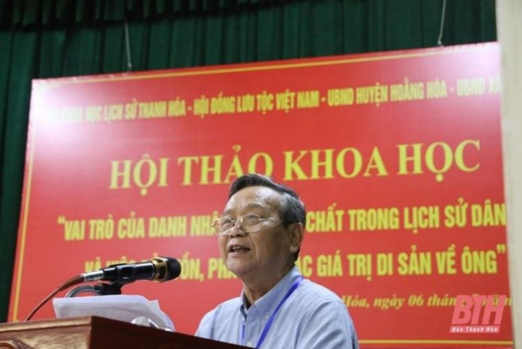 GS.TS Đinh Khắc Thuân (Viện Nghiên cứu Hán Nôm) trình bày báo cáo về cuộc đời, sự nghiệp của Lưu Đình Chất qua thư tịch Hán Nôm
