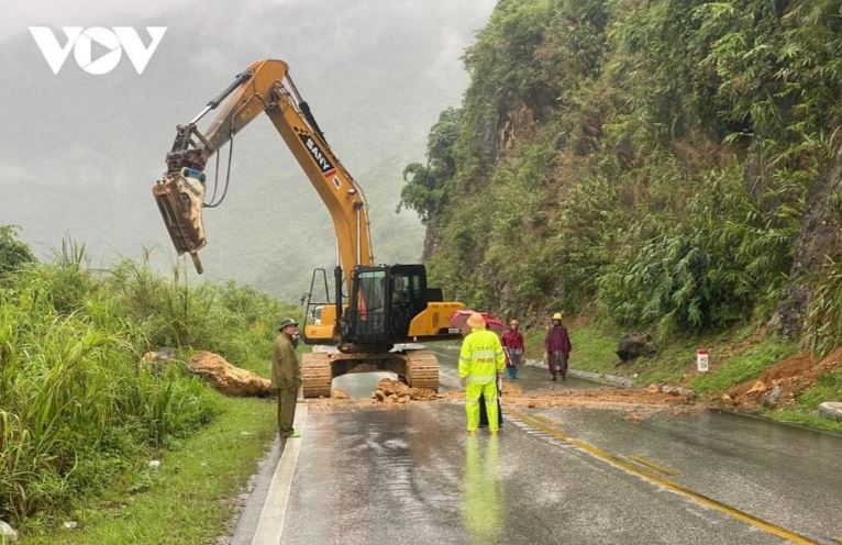 Mưa lớn làm sạt lở hàng trăm khối đất đá, nhiều tuyến đường ở Hòa Bình hư hỏng