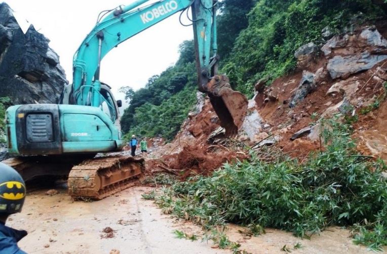 Sạt lở trên Đường tỉnh 433 Đà Bắc