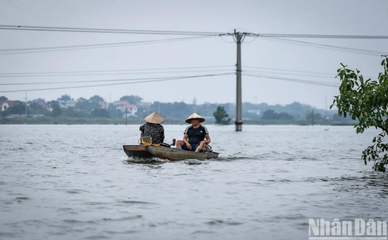 Phương tiện di chuyển phổ biến nhất tại Cấn Hạ những ngày này là... thuyền.