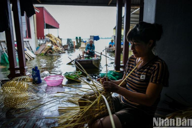 Bên trong là nhà, ngay mé ngoài là nước. Bà Tuyết ngao ngán vì cảnh ngập lụt như thế này đã kéo dài vài ngày qua.